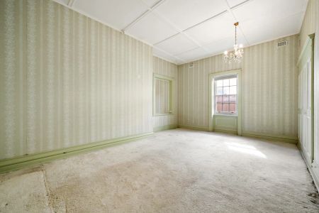 Character Bungalow in Prestigious Heathpool Locale - Photo 3