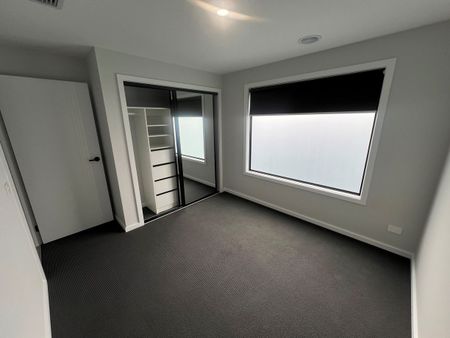 Brand New & Splendid Townhouse in West Footscray! - Photo 4