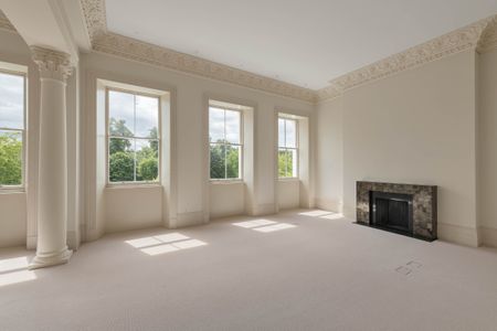 A Refined Lateral Apartment Moments from Hyde Park - Photo 3
