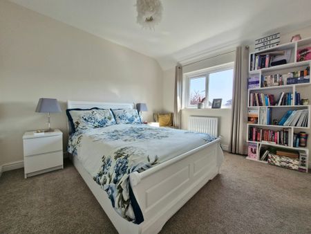 2 bedroom end of terrace to let - Photo 3