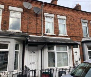 Partly Furnished 3 Bedroom Terrace - Photo 2