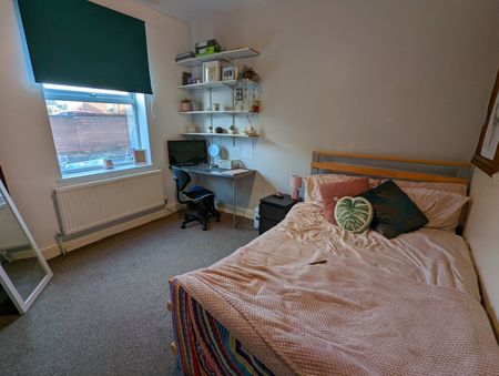 5 Bed Terraced House, Cycle Road, NG7 - Photo 3