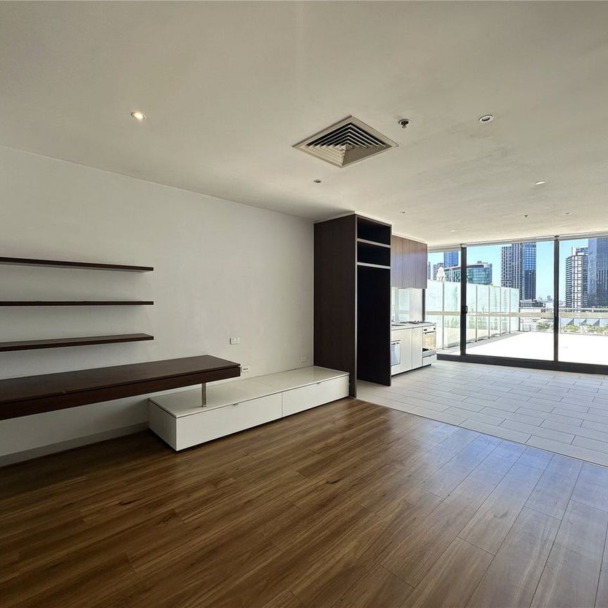 Stunning Two-Bedroom Apartment with Water Views and Spacious Balcony - Photo 1
