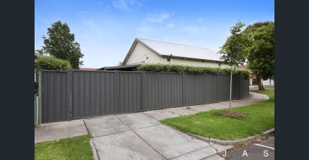 Immaculate Renovation in a Prime Footscray Location - Photo 5