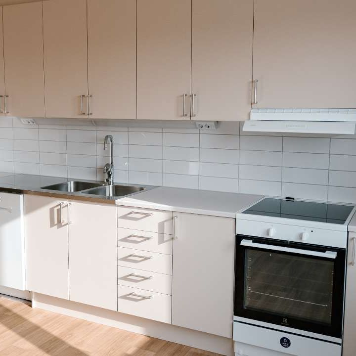 Om bostaden - Välkommen till en nyrenoverad lägenhet på Sloalyckan. Lägenheten är utrustad med moderna vitvaror såsom diskmaskin, tvättmaskin och torktumlare. Köket är renoverat i en öppen planlösning med stilrena beiga toner. Badrum och hall är renoverade och utrustade med ny inredning. Innerdörrar i sovrummet är bytta och samtliga rum är ommålade i vit kulör. Fiber finns indraget i lägenheten. I hyran ingår varmhyra, vilket omfattar uppvärmning och varmvatten. Även ett grundutbud av tv-kanaler samt sophantering ingår. Endast hushållsel tillkommer. Rökfritt boende gäller för alla kontrakt tecknade från och med 2025-01-01. - Foto 1