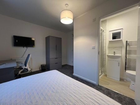1 bedroom in a house share to rent - Photo 2