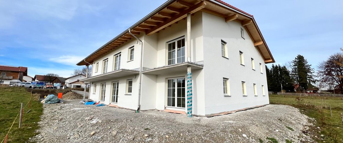 Schicke, barrierefreie 4-ZKB-Neubauwohnung in ruhiger Ortsrandlage mit Aufzug und Südbalkon - Photo 1