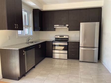 For Lease - 24 Imperial College Lane, Markham, Ontario - Photo 2