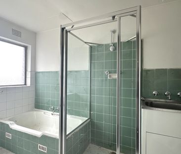 SPACIOUS 3 BEDROOM UNIT WITH BRAND NEW KITCHEN - Photo 3