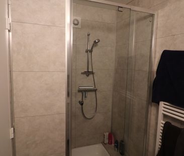 Een gerenoveerd appartement op de benedenverdieping rechts van de r... - Photo 2