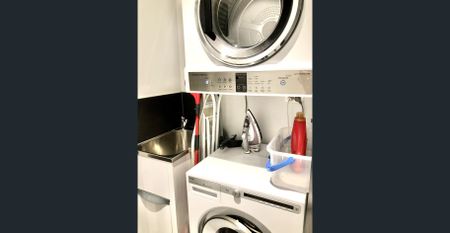 Beautiful Fully Furnished Apartment with City Views – North Melbourne - Photo 2