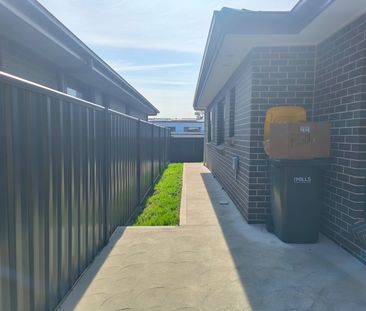 Beautifully Built 2 Beds Flat – Separate Entry with Concrete Sidepa... - Photo 4