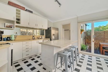TOP FLOOR SPACIOUS APARTMENT - Photo 5