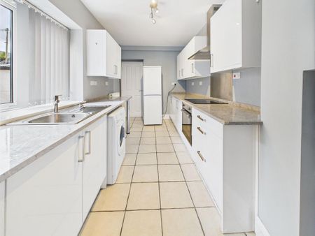 3 bedroom semi-detached house to rent - Photo 5
