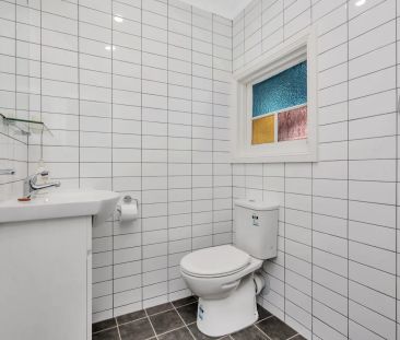 Ground floor dog friendly studio apartment with a view over Blackwa... - Photo 1