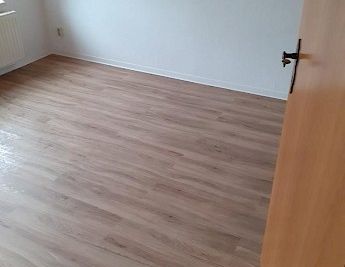 große 2 Zimmer EG Wohnung mit Gartenanteil in Neundorf ab 01.12.2025 frei !! - Foto 1