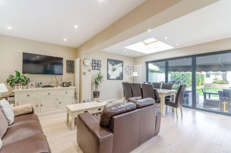 5 bedroom semi-detached house to rent - Photo 2