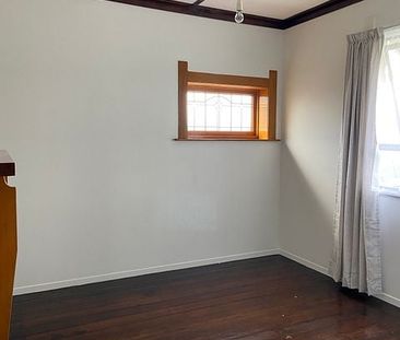 Charming 3 Bedroom Bungalow - Photo 6