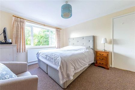 4 bedroom semi-detached house to rent - Photo 5