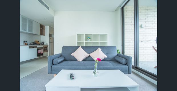 FURNISHED APT Perfectly located modern brand new one bedroom apartment with large lounge and private garden view balcony!!! RENT FROM 6 MONTHS - Photo 1