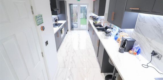 1 bedroom in a house share to rent - Photo 2