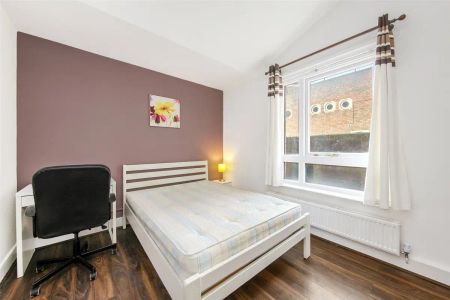 3 bedroom flat in London - Photo 5