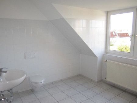 sanierte bzw. renovierte 3 Zimmer DG Wohnung in Adlershof mit Dachterrasse, offener Küche, Badewanne + Dusche - Photo 2