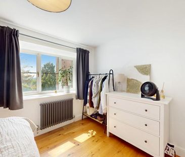 Modern Apartment - Photo 2