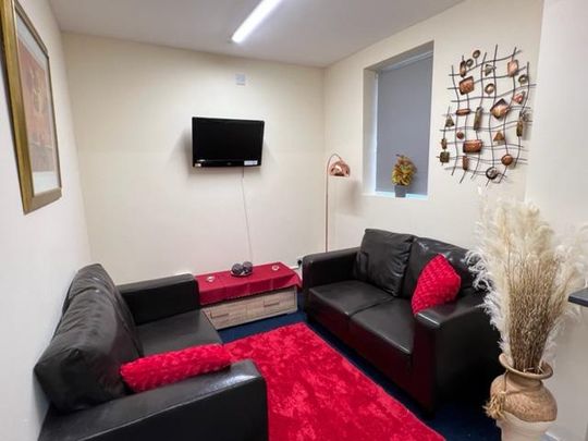 1 bedroom in a flat share to rent - Photo 1