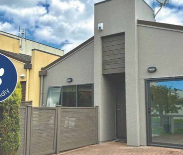 Recently Renovated 3-Bedroom House in Golflands! - Photo 4