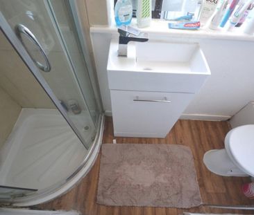 1 bedroom Flat To Let - Photo 2