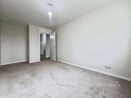 Robin Hood Close, Farnborough, Hampshire, GU14 - Photo 2