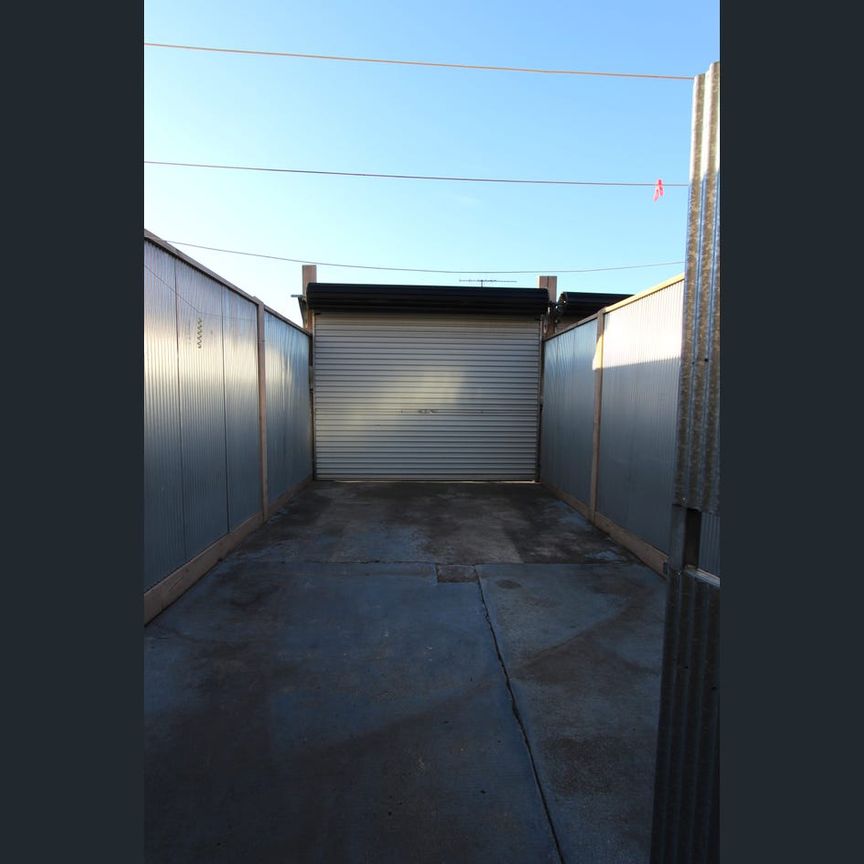 Modern Style Living in Sunshine - Photo 1