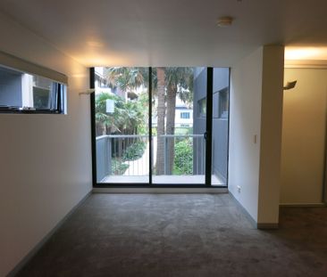 Stylish and Secure Apartment in the Heart of the Bay Street Precinct - Photo 5