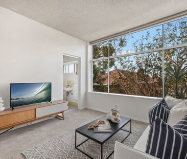 Peaceful Top-Floor Studio with Leafy Views and Prime Location - Photo 1