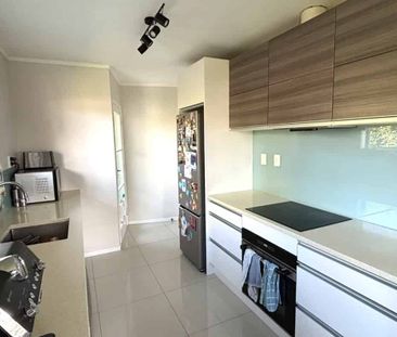 Te Atatu Peninsula Gem – Stylish, Spacious & Ready to Enjoy - Photo 3