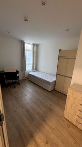 1 bedroom in a house share to rent - Photo 3