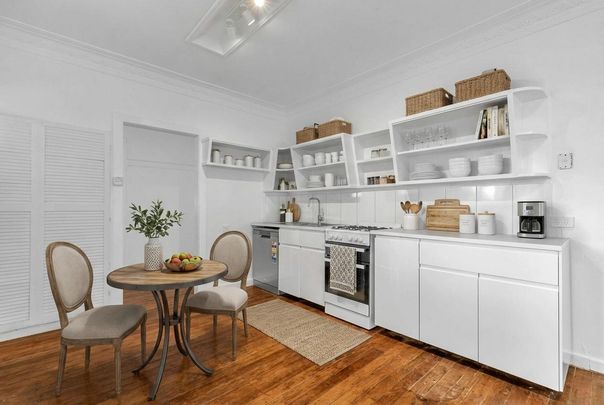 1/16 Earle Lane, TOOWONG - Photo 1