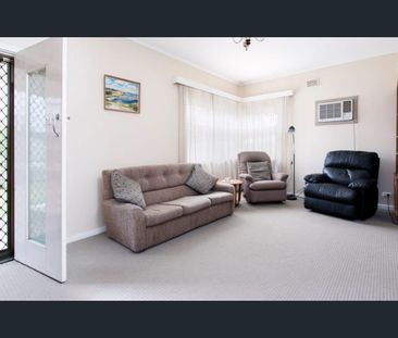 The perfect Oaklands Park base - Photo 1