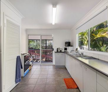 Discover Comfort in Caloundra West! 🏡 This 3-bedroom gem offers the... - Photo 6