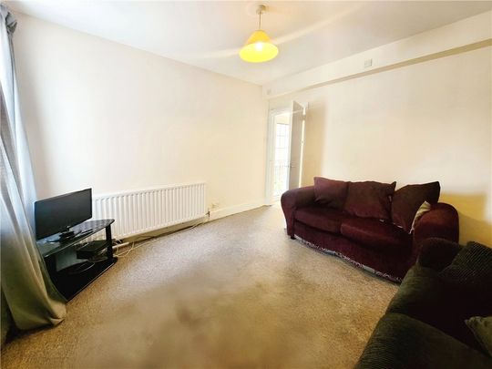 Harvest Road, Englefield Green, Egham, Surrey, TW20 0QS - Photo 1