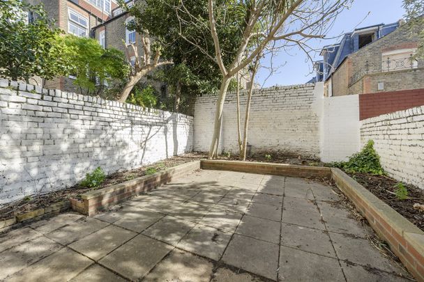 Beauchamp Road, SW11 - Photo 1