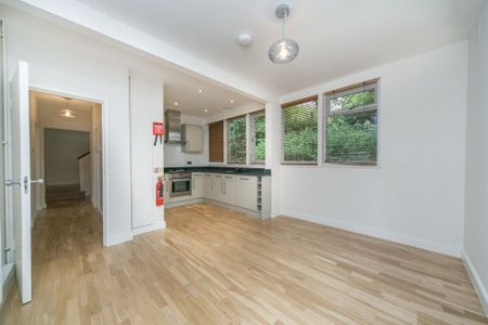 4 Bedroom Detached House To Let - Photo 4