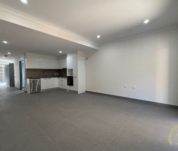 Spacious Five-Bedroom Townhouse – Perfect for Family Living - Photo 5