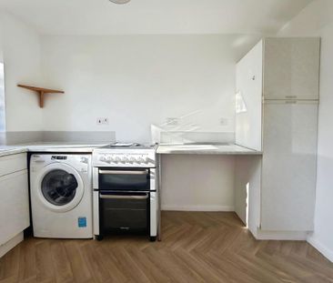 Danbury Crescent, South Ockendon, RM15 - Photo 3