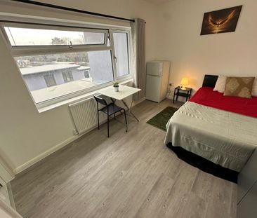 Room in a Shared Flat, Links Road, NW2 - Photo 4