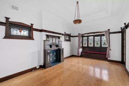 Character family home in prime spot - Photo 4