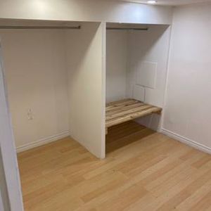 2 bedrooms basement Apart./ downtown Toronto Bloor & Ossington/ Subway - Photo 2