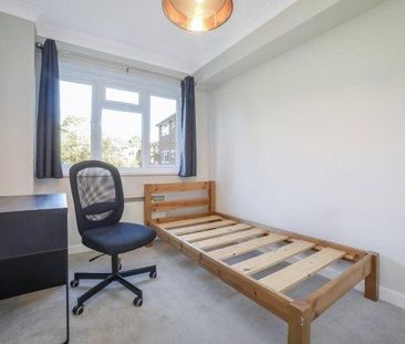 3 bedroom flat to rent - Photo 2