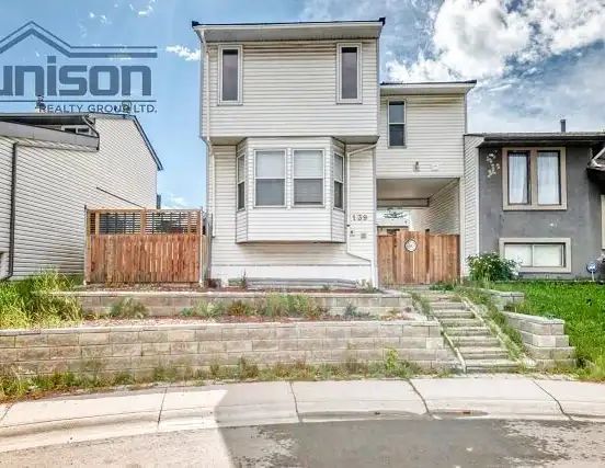 Stunning Fully Renovated Home with Basement Suite in Prime Calgary Location — 4 Bedrooms Duplex - Photo 1